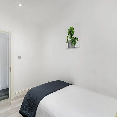 Cozy 6-Bed Home In Reading, Close To University, Attractions, Train Station With Garden, Parking & Wifi Room photo