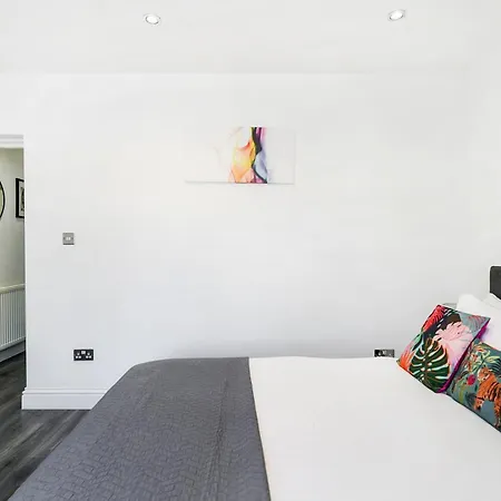 Cozy 6-Bed Home In Reading, Close To University, Attractions, Train Station With Garden, Parking & Wifi Room photo