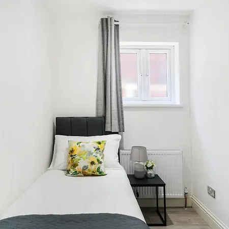 Cozy 6-Bed Home In Reading, Close To University, Attractions, Train Station With Garden, Parking & Wifi Room photo