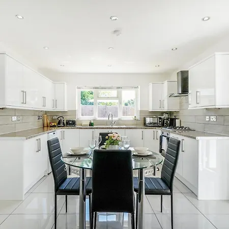 Cozy 6-Bed Home In Reading, Close To University, Attractions, Train Station With Garden, Parking & Wifi Room photo