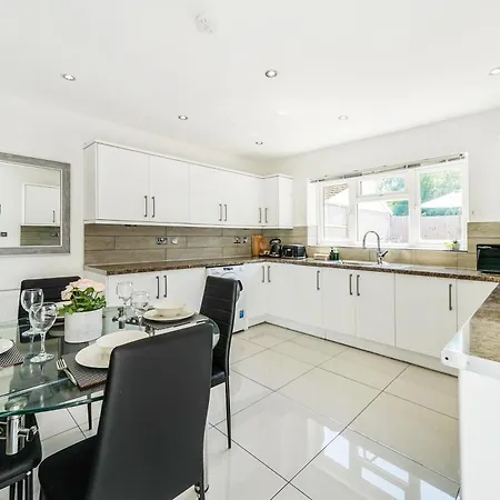 Cozy 6-Bed Home In Reading, Close To University, Attractions, Train Station With Garden, Parking & Wifi Room photo