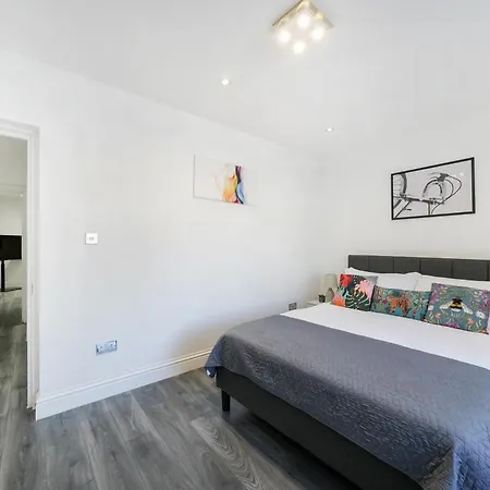Cozy 6-Bed Home In Reading, Close To University, Attractions, Train Station With Garden, Parking & Wifi Room photo