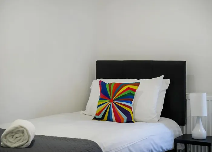 Cozy 6-Bed Home In Reading, Close To University, Attractions, Train Station With Garden, Parking & Wifi