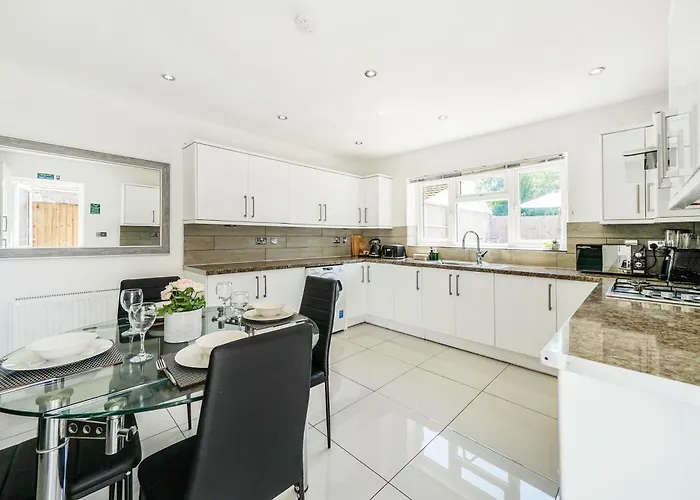 Cozy 6-Bed Home In Reading, Close To University, Attractions, Train Station With Garden, Parking & Wifi