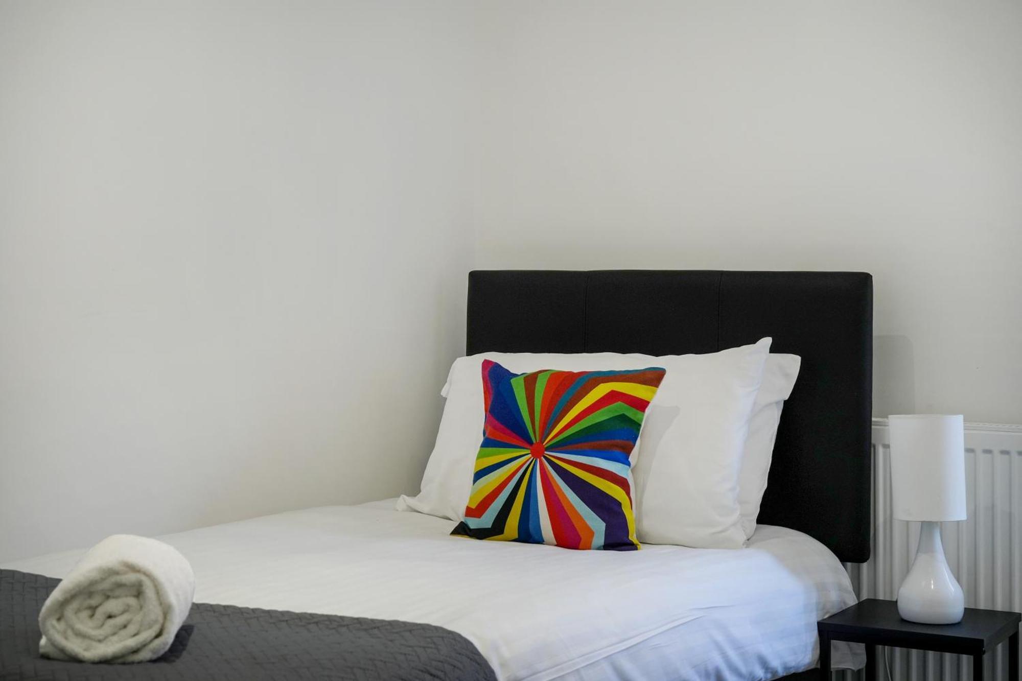 Holiday home Cozy 6-bed In Reading, Close To University, Attractions, Train Station With Garden, Parking & Wifi *