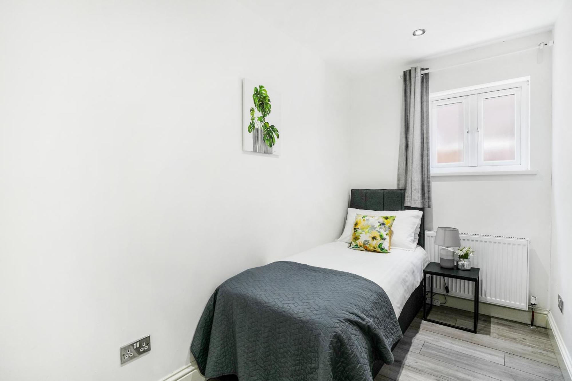 Cozy 6-bed In Reading, Close To University, Attractions, Train Station With Garden, Parking & Wifi Holiday home *