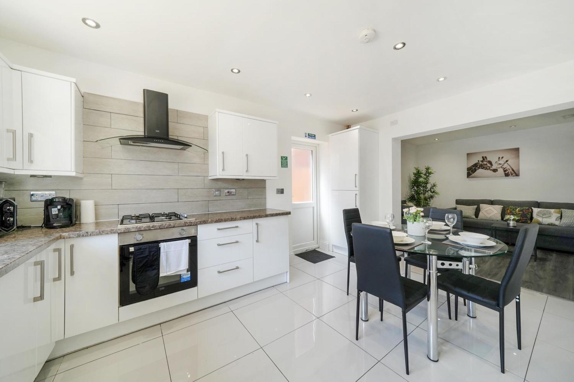 Cozy 6-bed In Reading, Close To University, Attractions, Train Station With Garden, Parking & Wifi Holiday home Reading