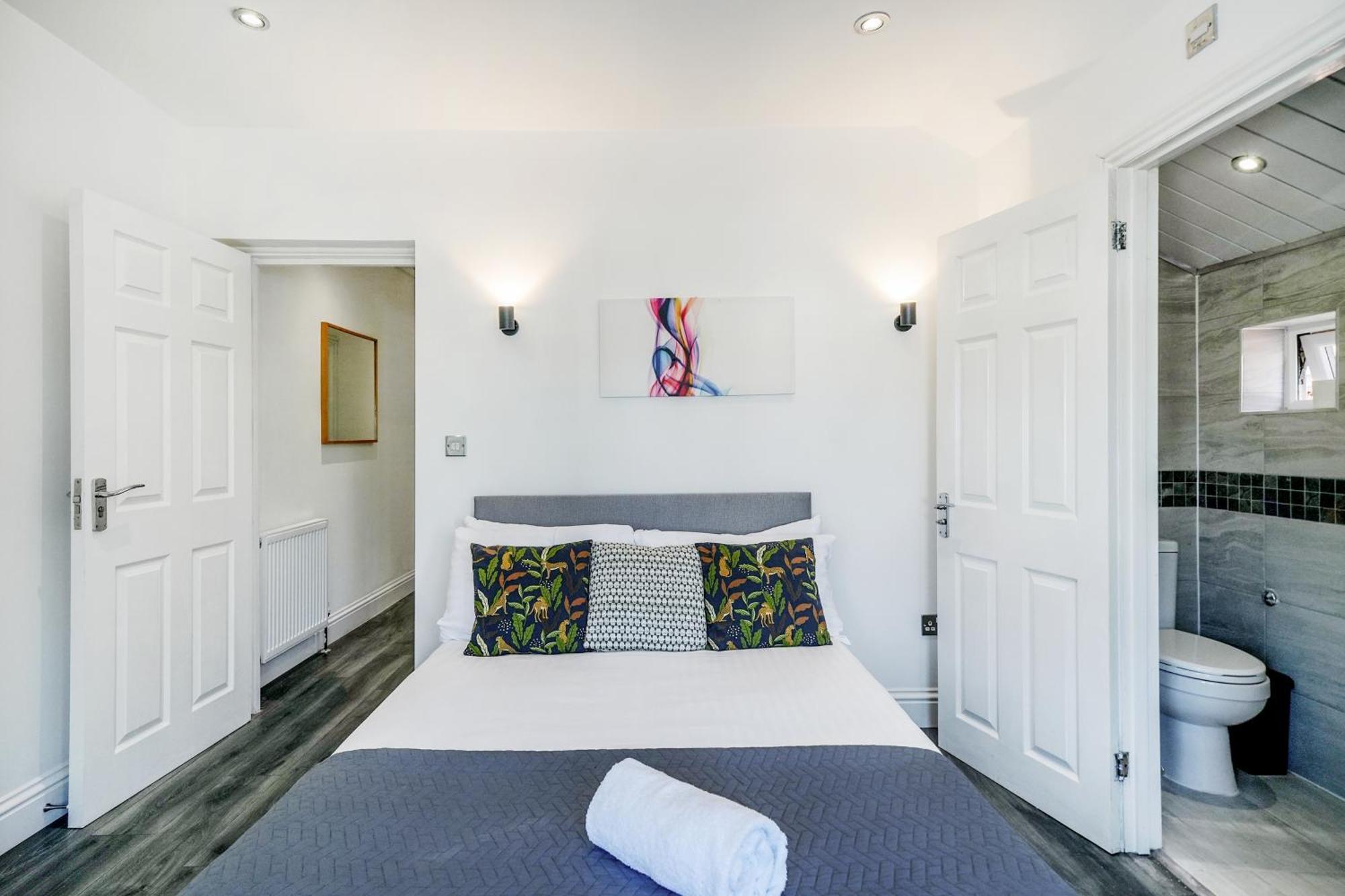 Cozy 6-bed In Reading, Close To University, Attractions, Train Station With Garden, Parking & Wifi *