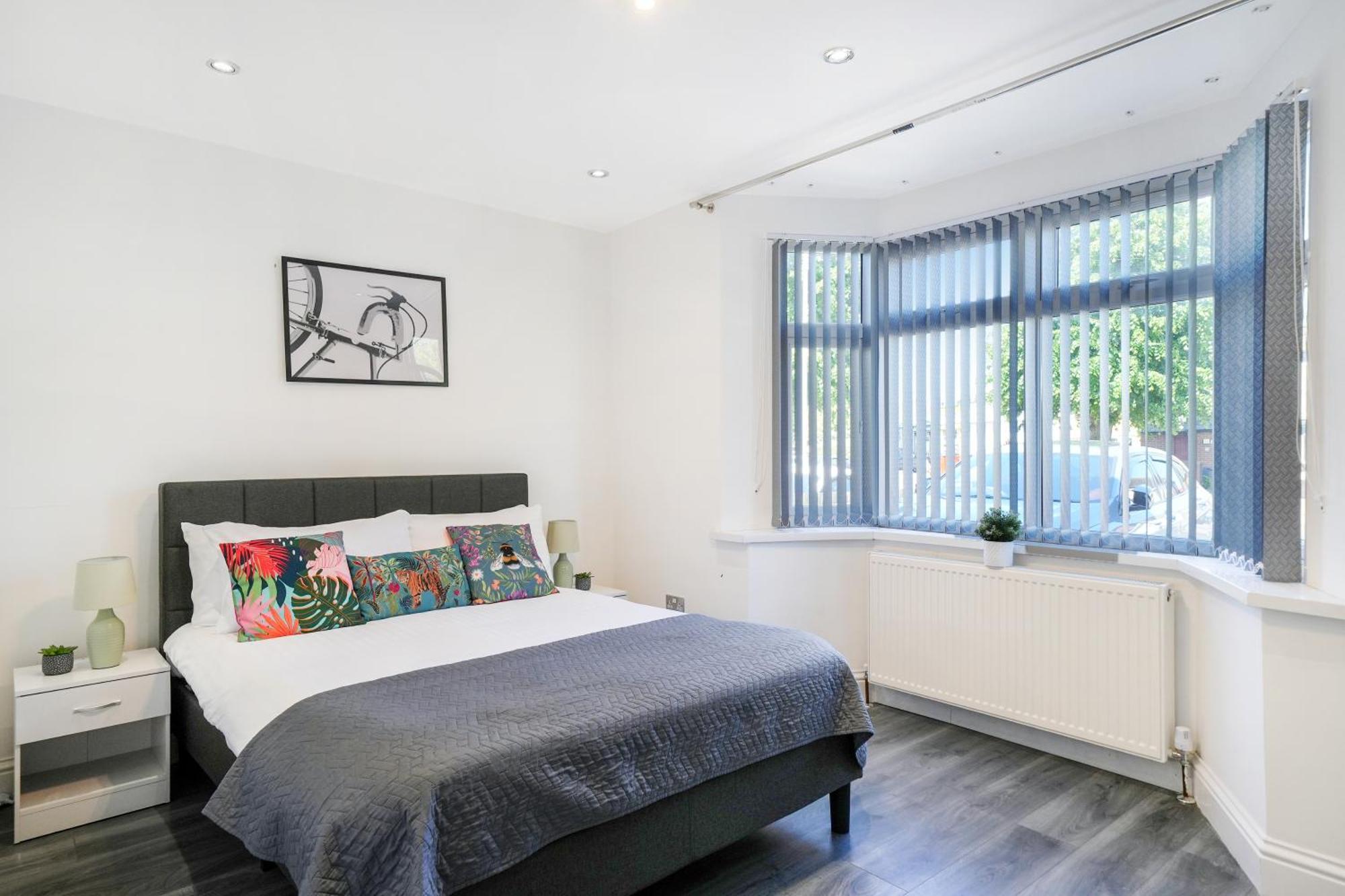 Holiday home Cozy 6-bed In Reading, Close To University, Attractions, Train Station With Garden, Parking & Wifi *