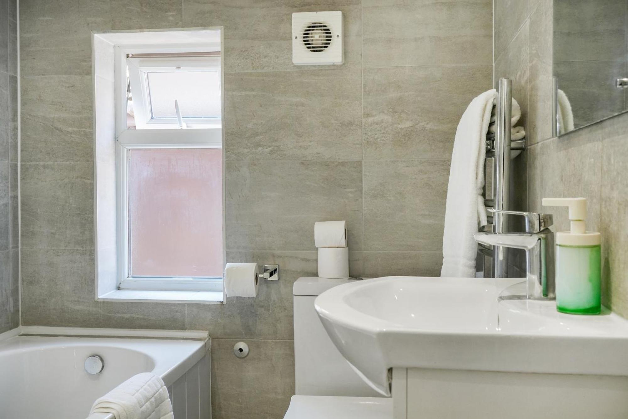 Cozy 6-bed In Reading, Close To University, Attractions, Train Station With Garden, Parking & Wifi Reading