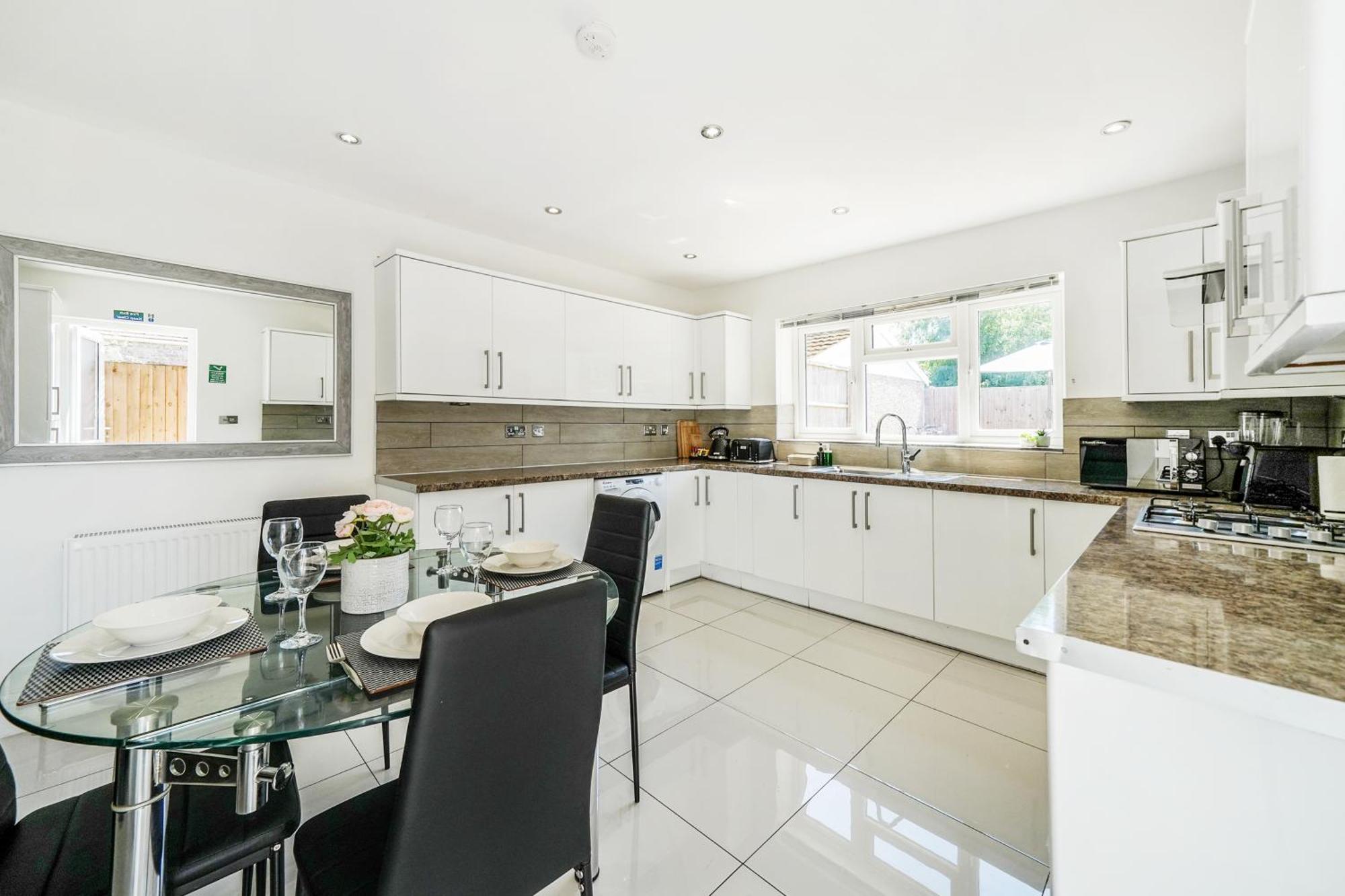 Holiday home Cozy 6-bed In Reading, Close To University, Attractions, Train Station With Garden, Parking & Wifi Reading
