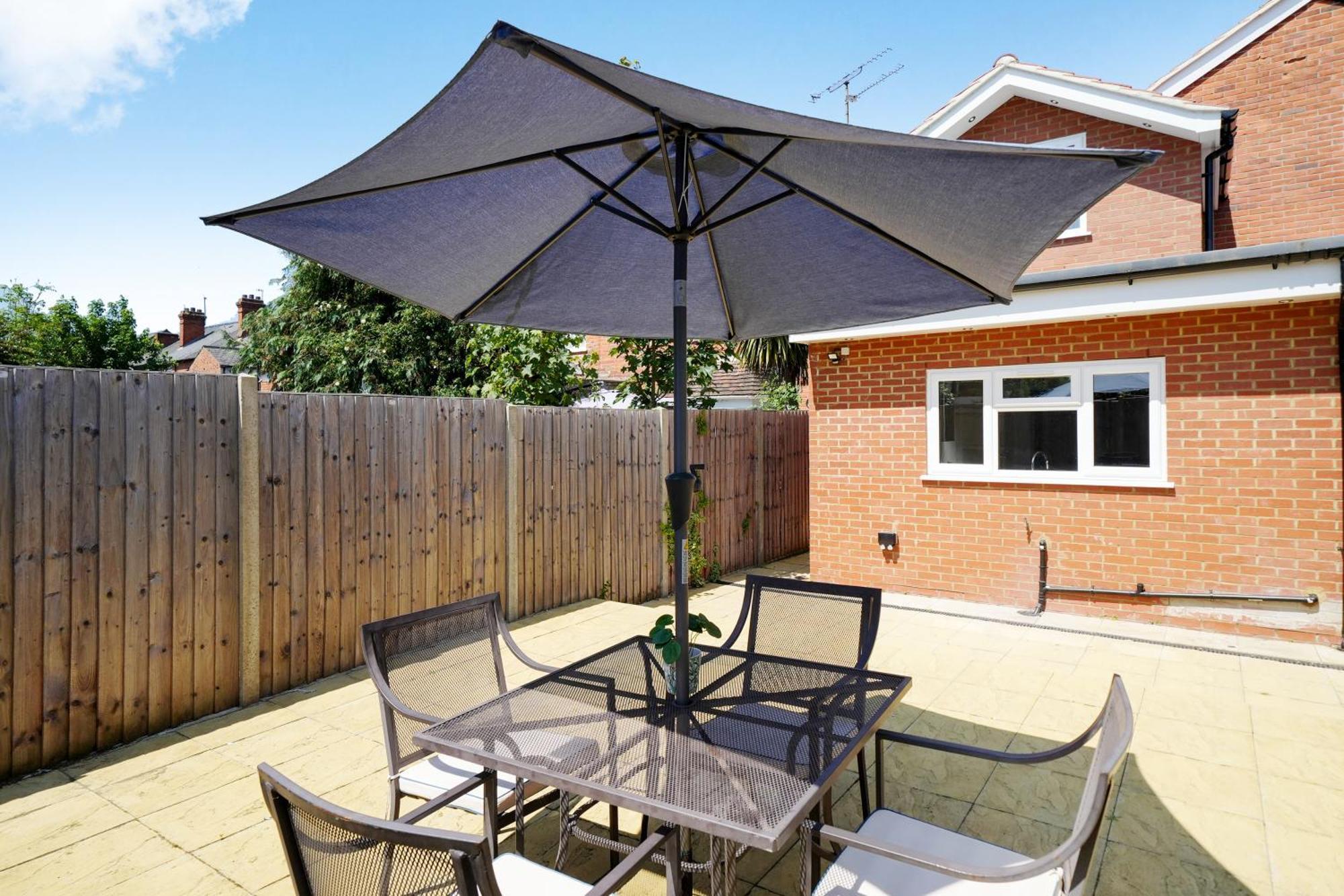 Holiday home Cozy 6-bed In Reading, Close To University, Attractions, Train Station With Garden, Parking & Wifi Reading